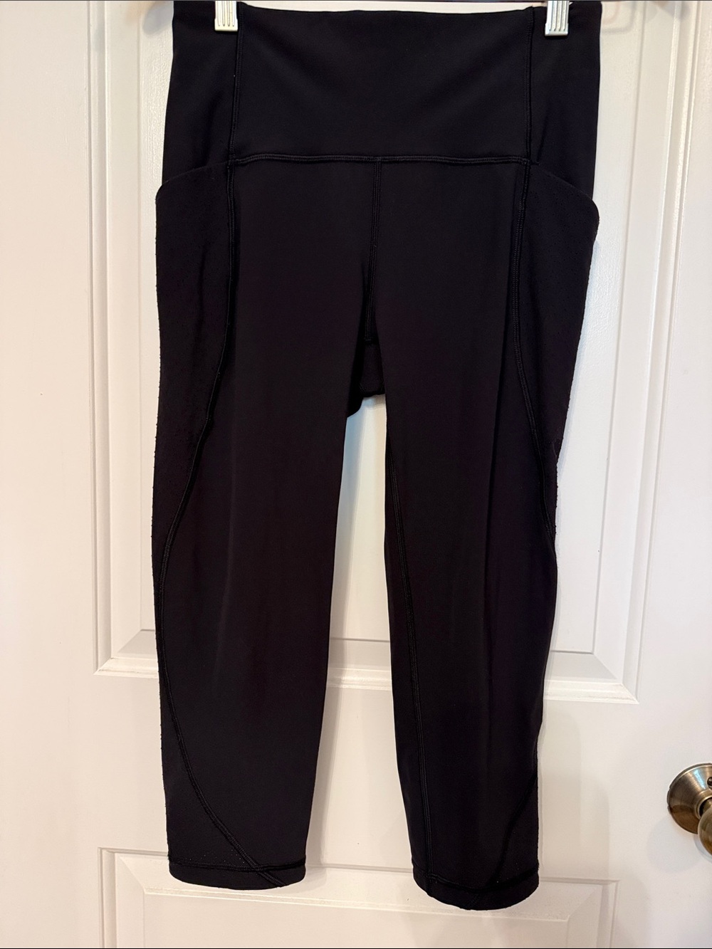 LULULEMON PANTS LEGGINGS CAPRI CROPPED BLACK LASER CUT INSETS SIZE 6